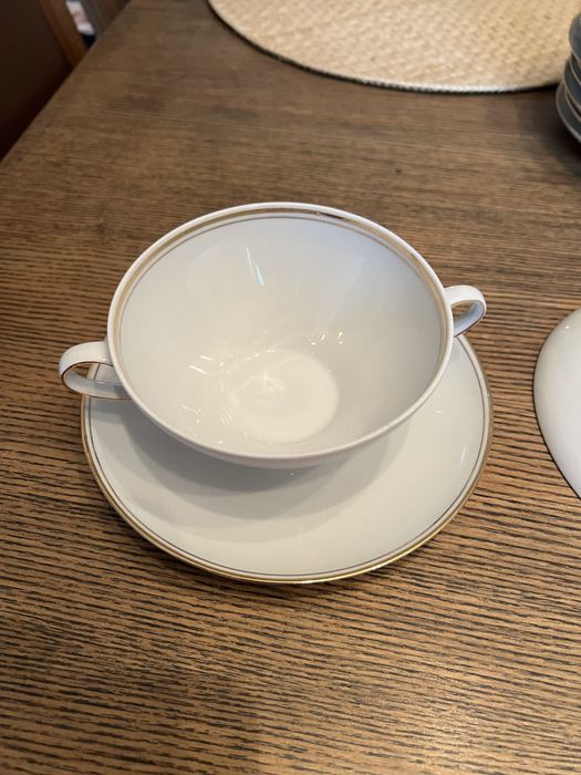 Porcelanowe bulionówki z podstawkami firmy Waldsassen.