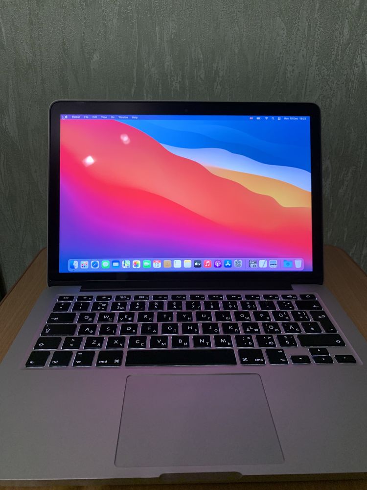 MacBook Pro 13 inches 2014, i5, memory 8, SSD 1Tb