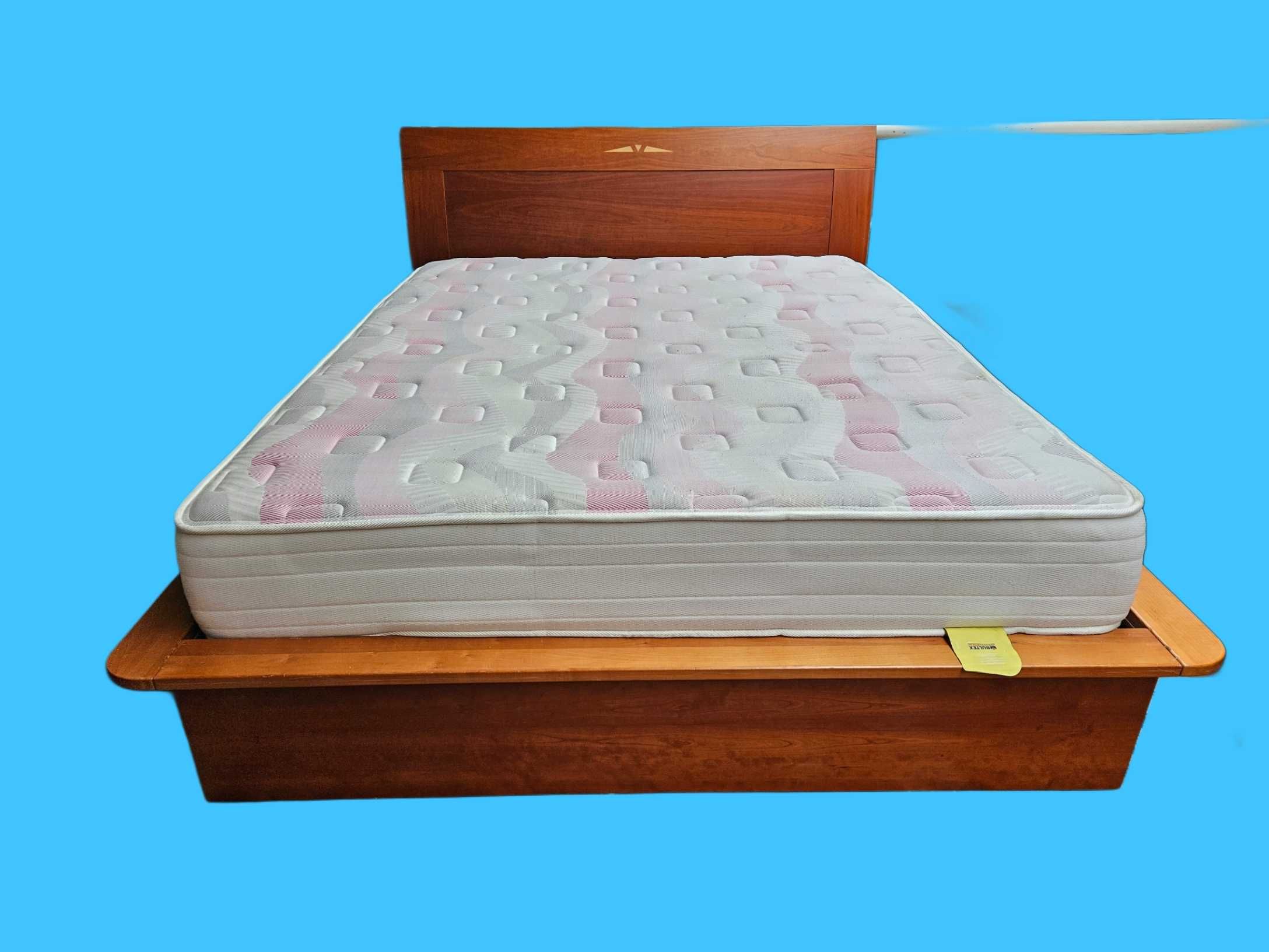 Cama com arrumação, estrado e colchão - Bom
