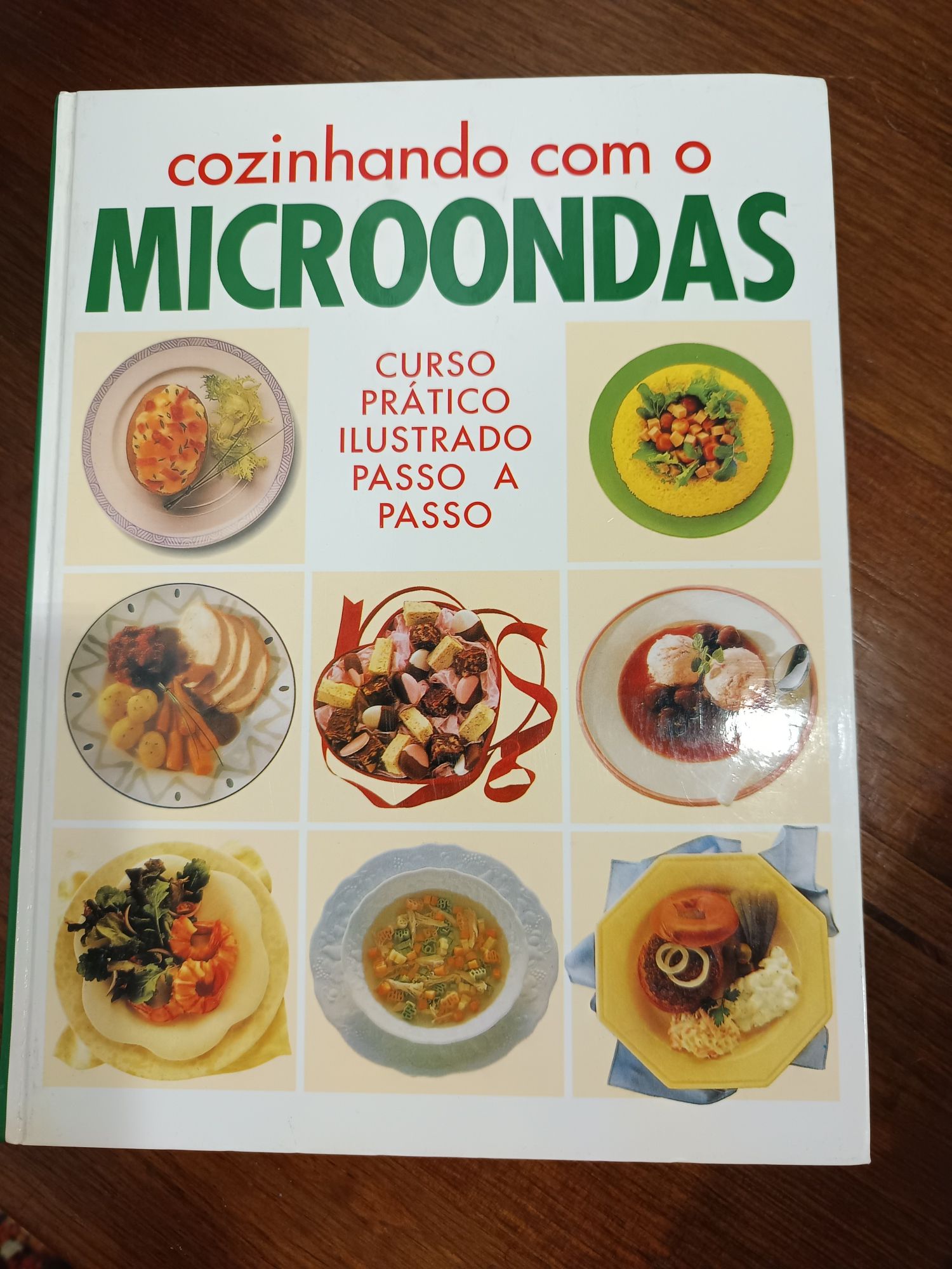 Livro sobre cozinha de microondas