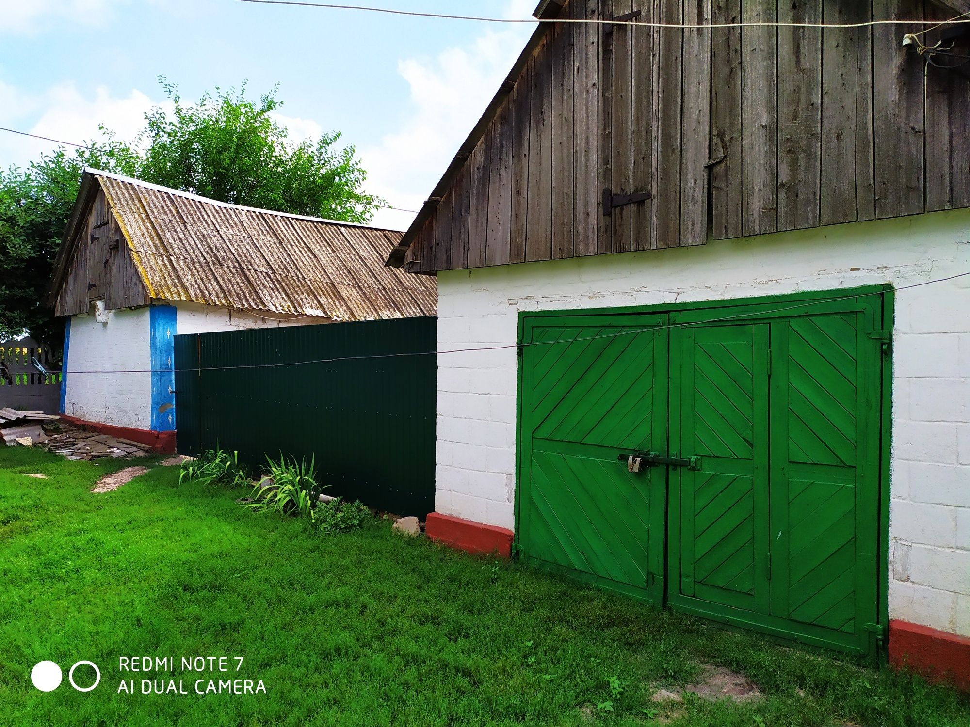 Два будинки у дворі, торг.