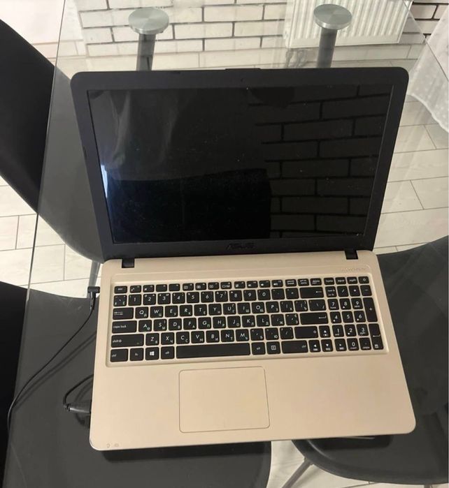 Ноутбук Asus х540lj старенький, без ніяких нюансів