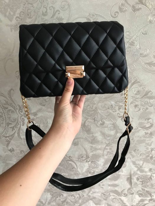 Чорна сумка з ремінцем