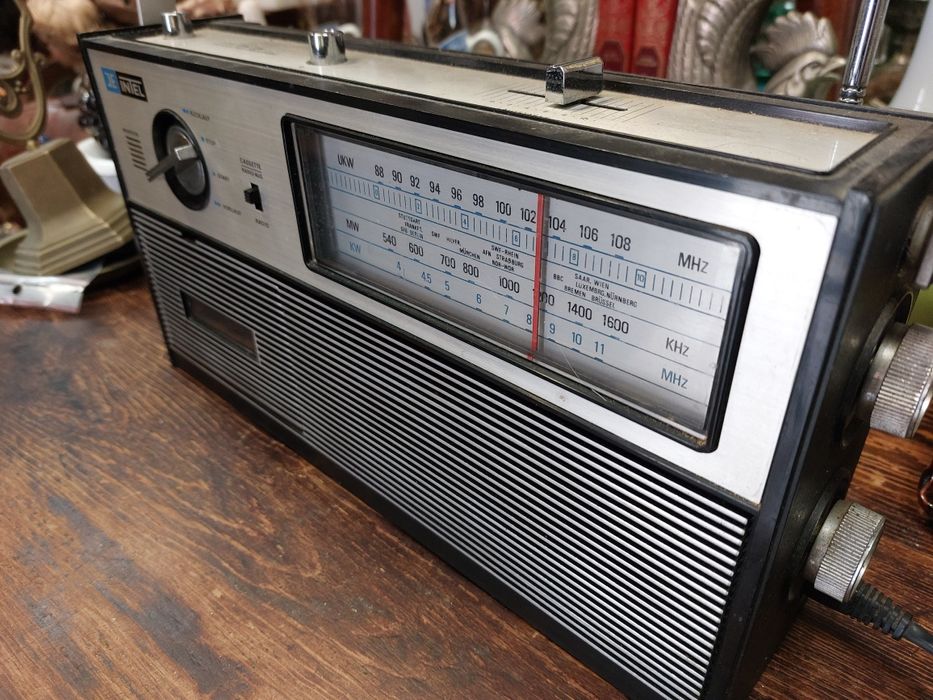 Rádio gravador JE INTEL, a funcionar 

A levantar em Lisboa, Gra