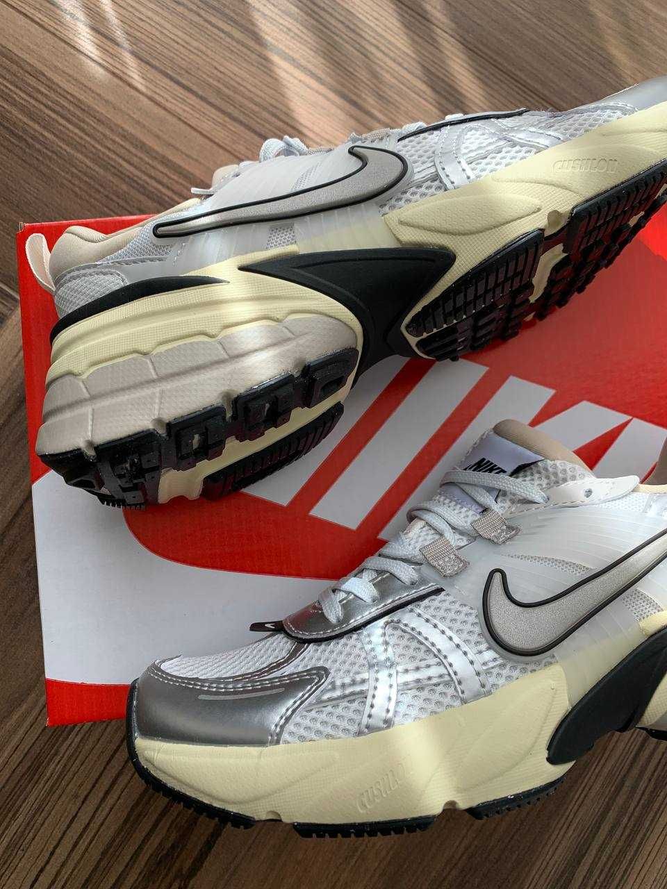 Жіночі кросівки Nike V2K Runtekk білий з сріблом бежевим 1030 НОВИЗНА