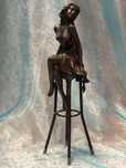 Escultura mulher em cadeira bronze 29 cm