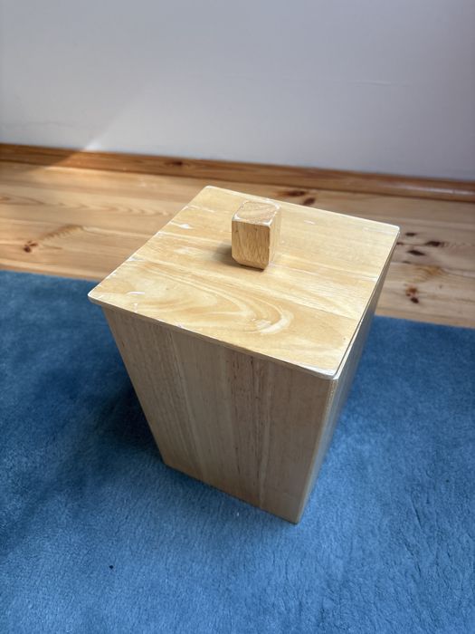 Drewniany kosz na smieci