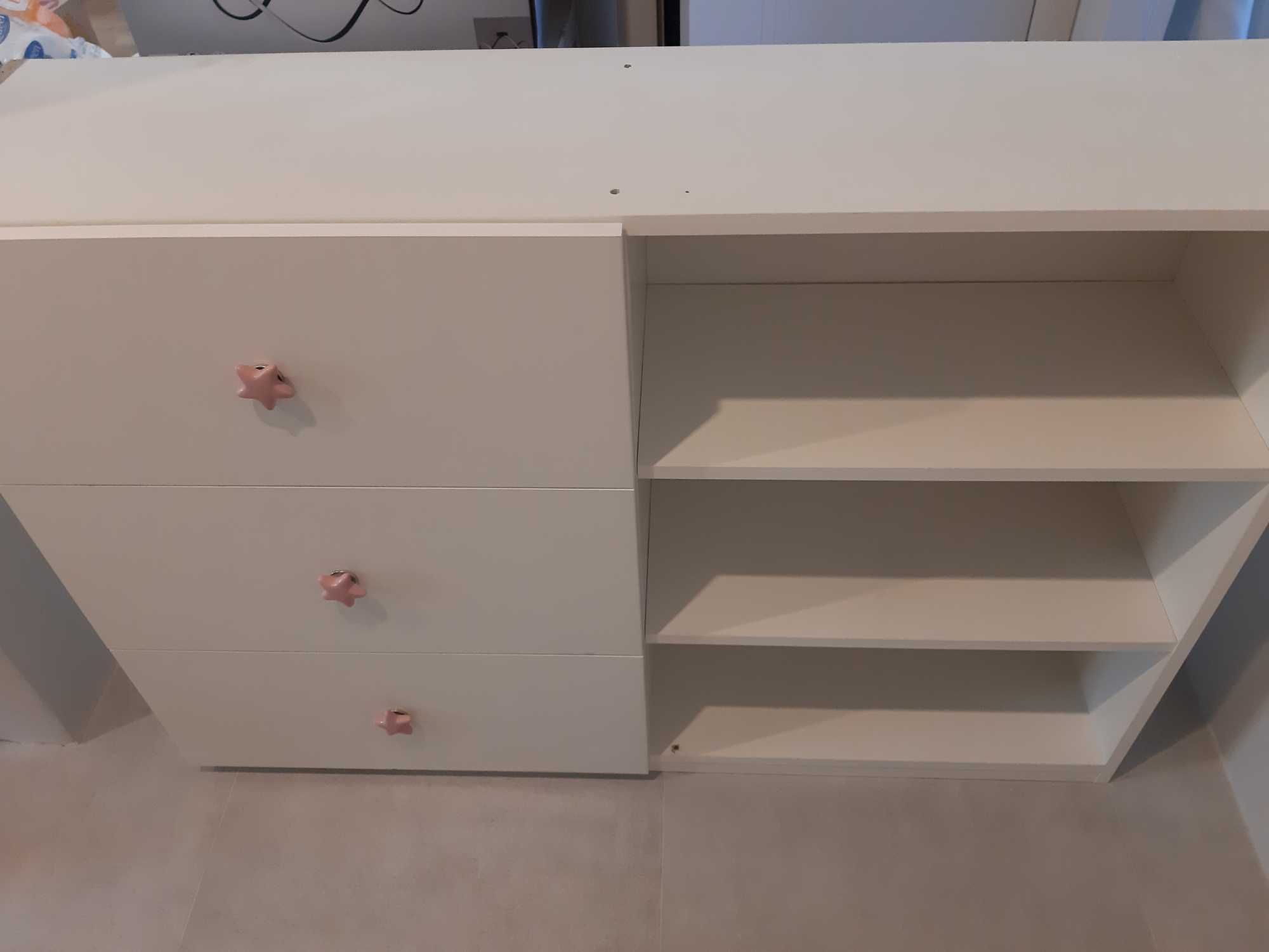 Szafka biała z szufladami i półkami