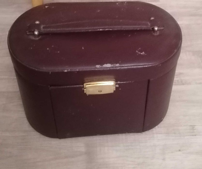 Kuferek na biżuterię z eko skóry