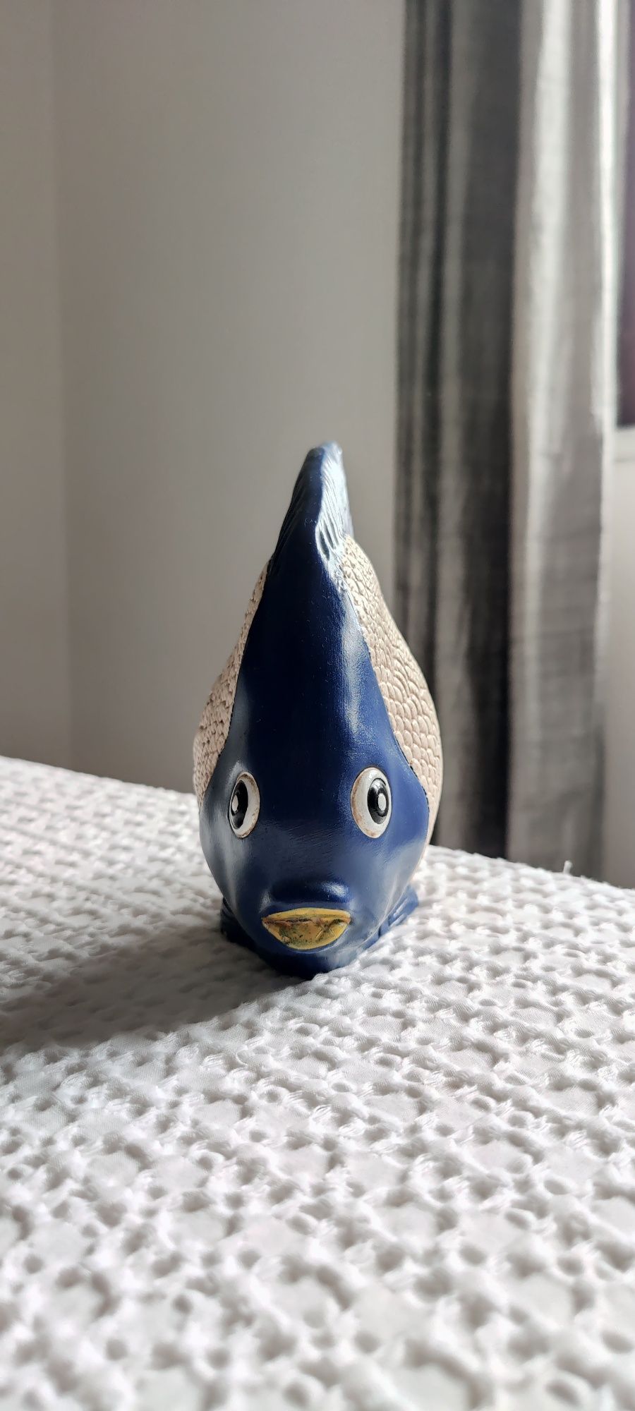 Bibelot decorativo peixe de cerâmica - azul, bege e amarelo