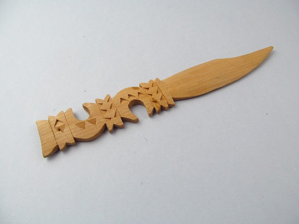 drewniany rzeźbiony egzotyczny noż do listów