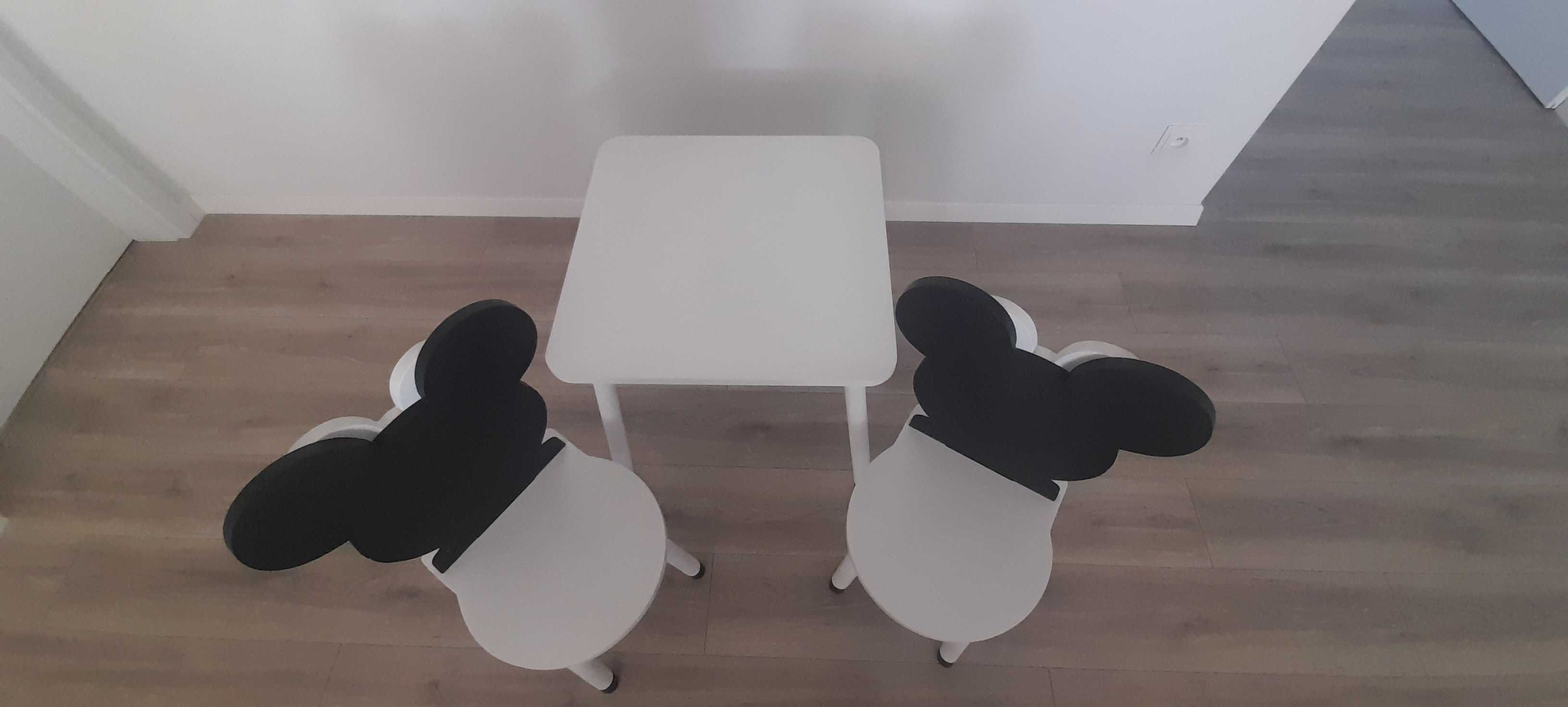 Śliczny zestaw Myszka Minnie drewniany stolik + 2 krzesełka