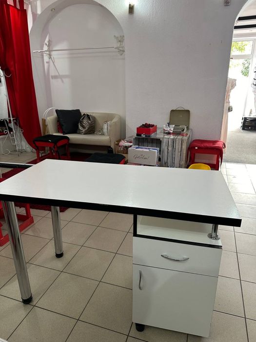 Сучасний письмовий стіл.