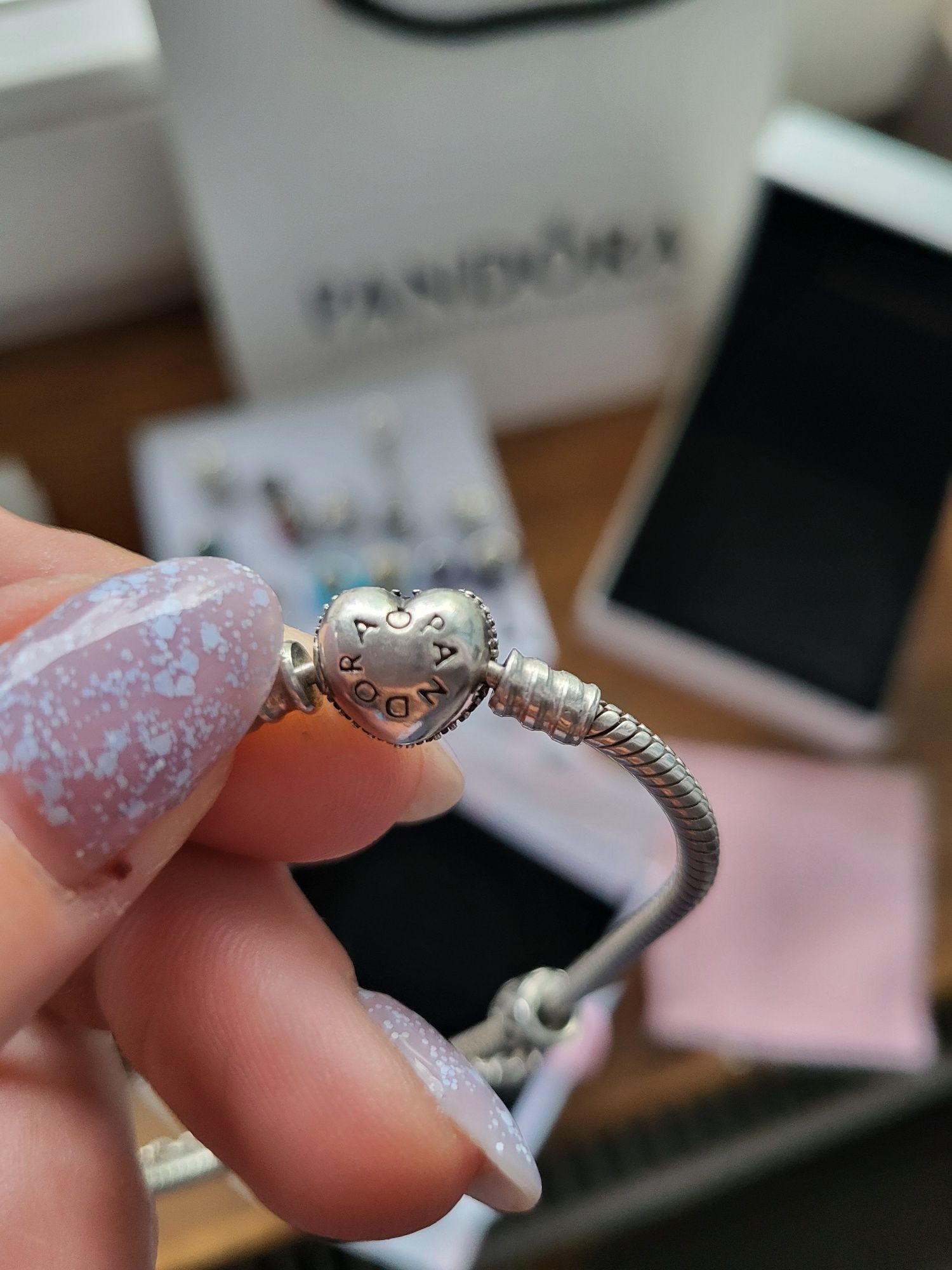 Bransoletka Pandora z sercem ,,diamencikowym,, plus srebrne charmsy