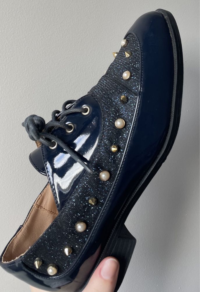 Sapatos rasos azuis envernizados com pérolas (Modern Galaxy, tam 37)