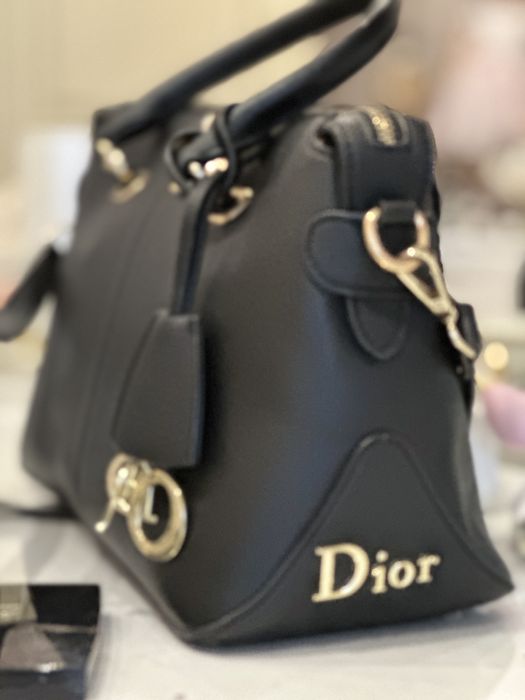 Сумка класична чорна Dior.