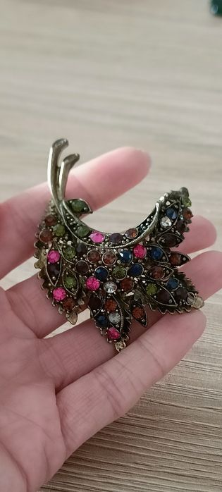 Broszka stylizowana różnokolorowe kamienie piękna!