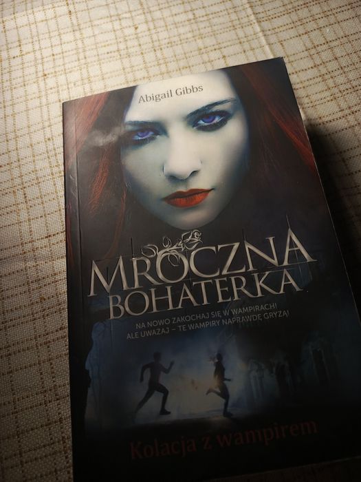 Mroczna bohaterka książka Abigail Gibbs kolacja z wampirem fantasy