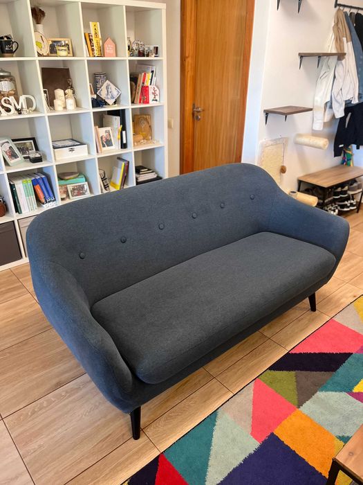 Sofá EGEDAL 2,5 lugares – Azul, pés pretos – como novo – 150€
