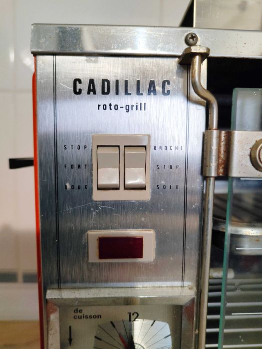 Forno grilhador Cadillac vintage com roticero e grelhas.