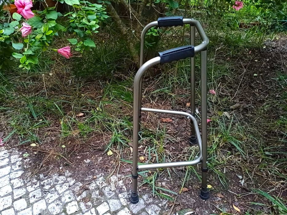 Andarilho Orthos leve e resistente, alumínio, alt. regulável, estreito