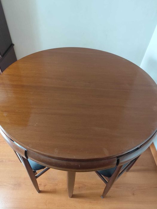 Mesa de madeira com 4 cadeiras embutidas estilo Hans Olsen