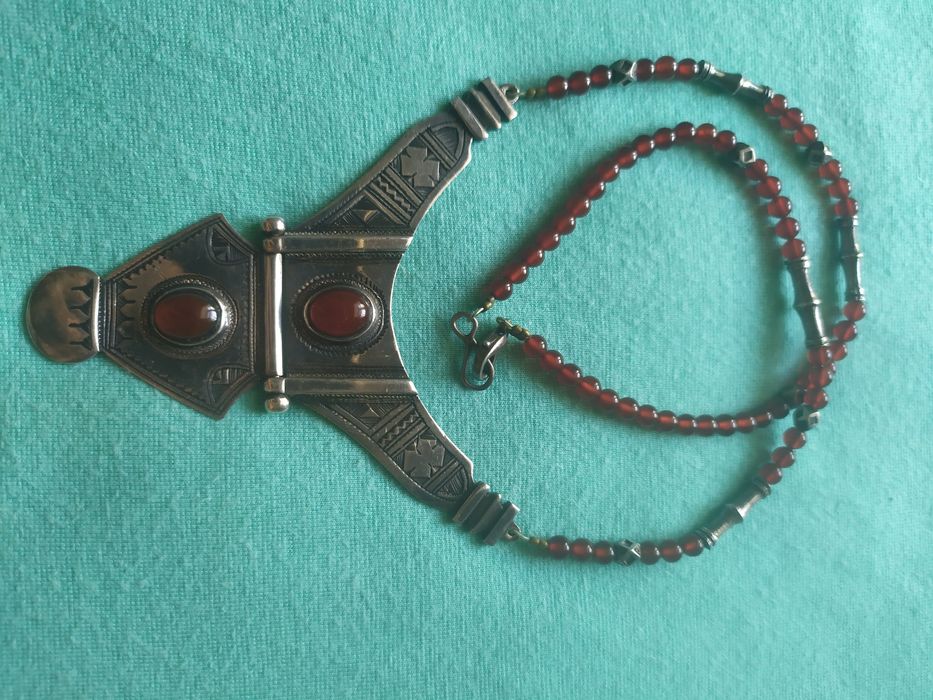 Серебряное украшение из африканского сердолика.