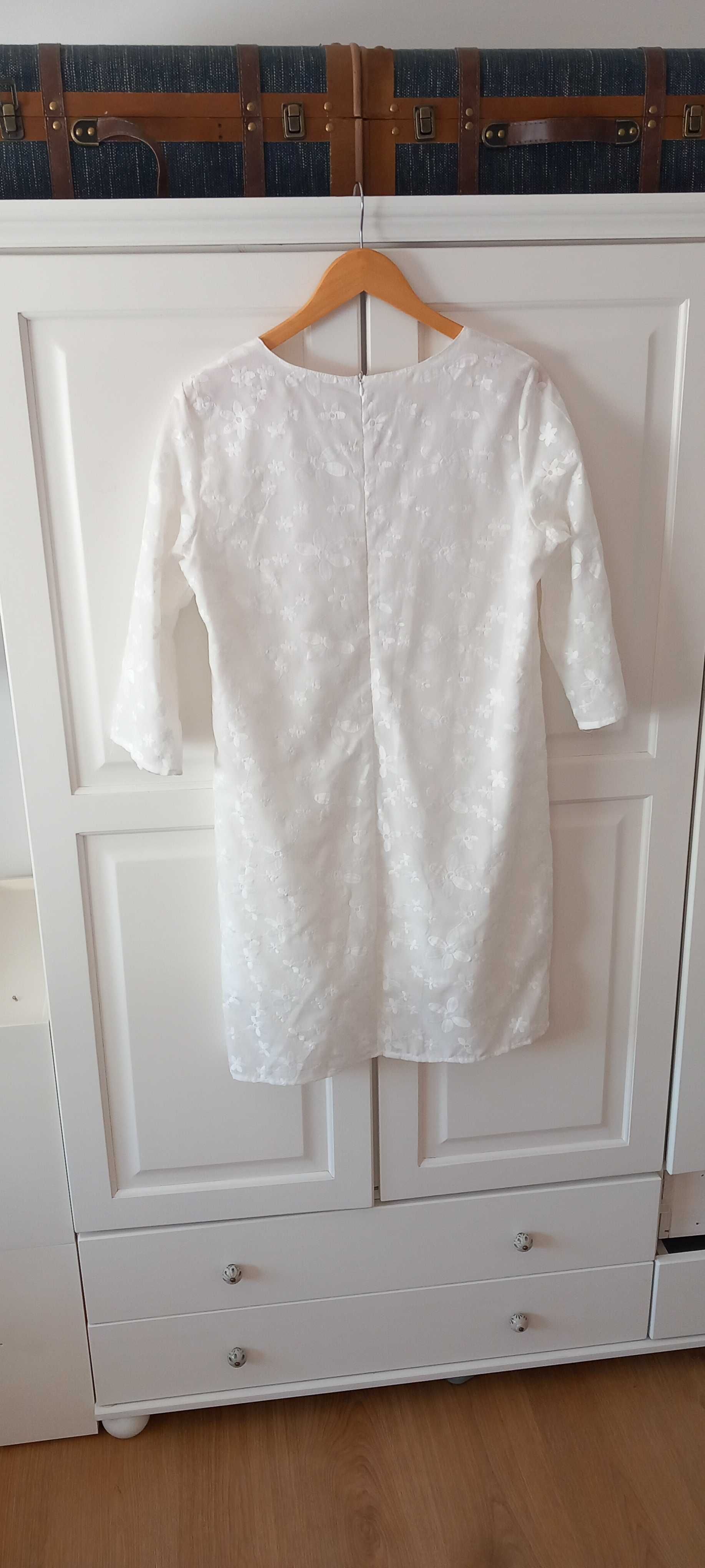 Vestido branco com bordados por estrear M/L