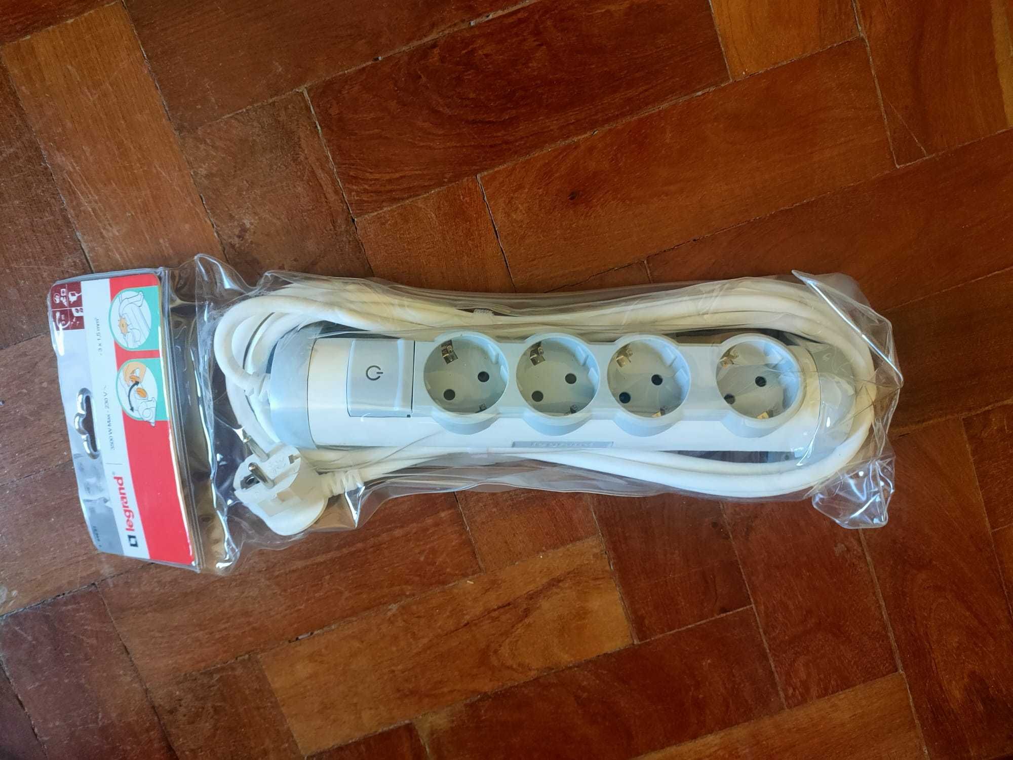 Bloco multitomadas 4 x 2P+T c/ interruptor - cabo 3m - Branco