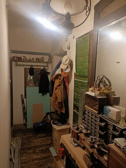 Zegary, lampy, szkatułki, wagi, meble, młynki, rzeźby, poroża