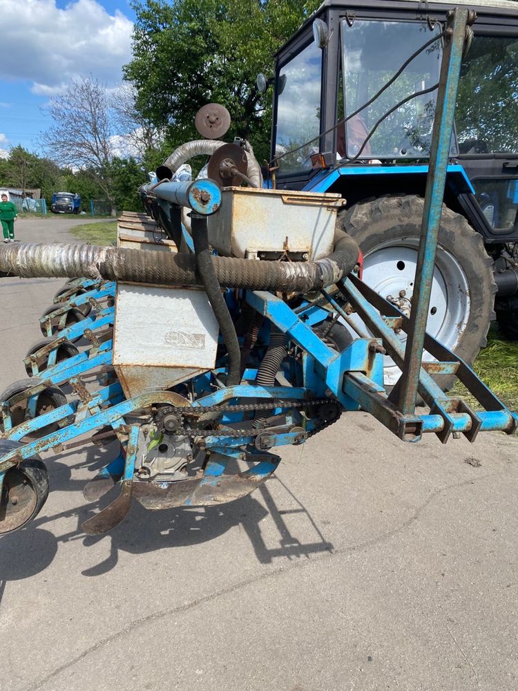 Трактор з інвентарем