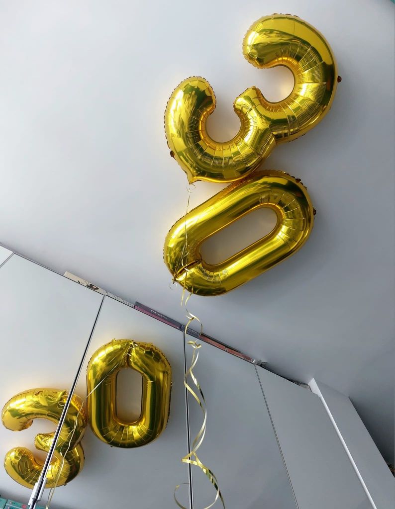 Dwa złote balony na 30 urodziny