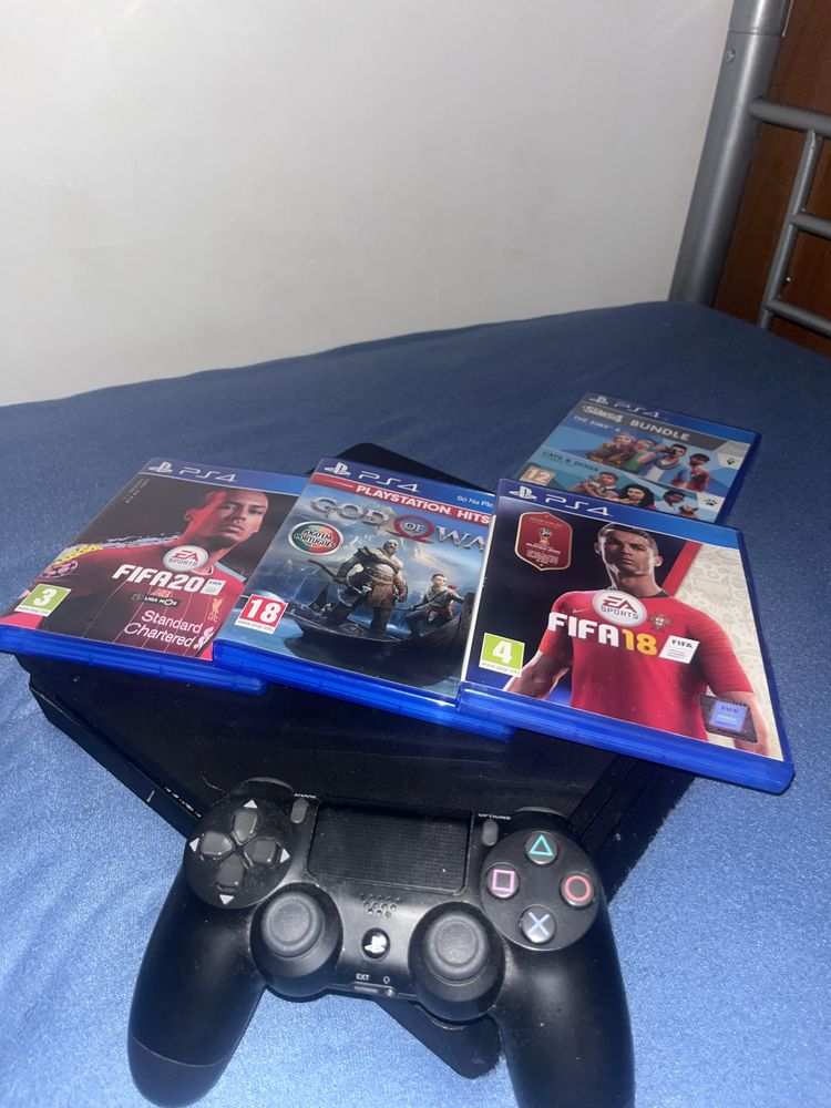 Playstation 4 com 4 jogos