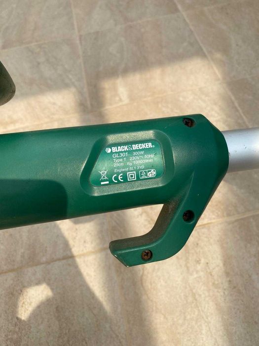 Aparador de Relva Black & Decker 300W