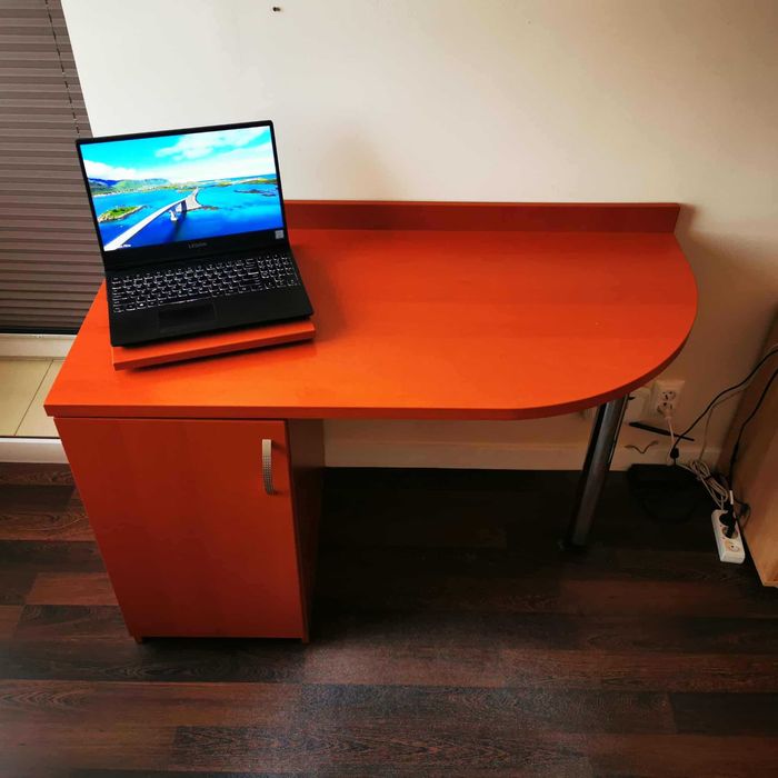 Biurko w bardzo dobrym stanie .