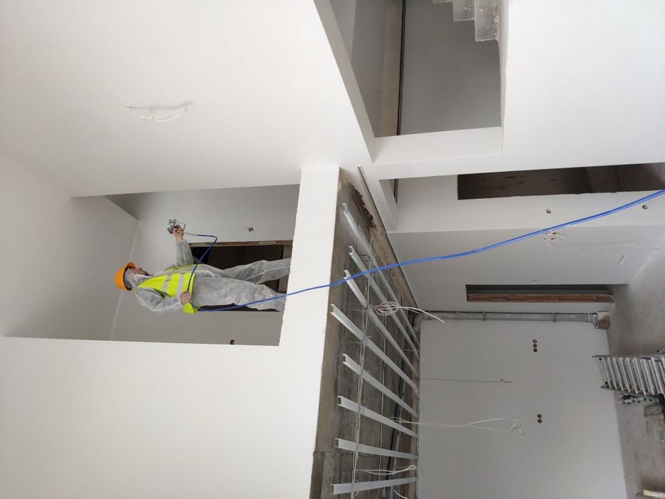 Szpachlowanie, gładzie, malowanie.