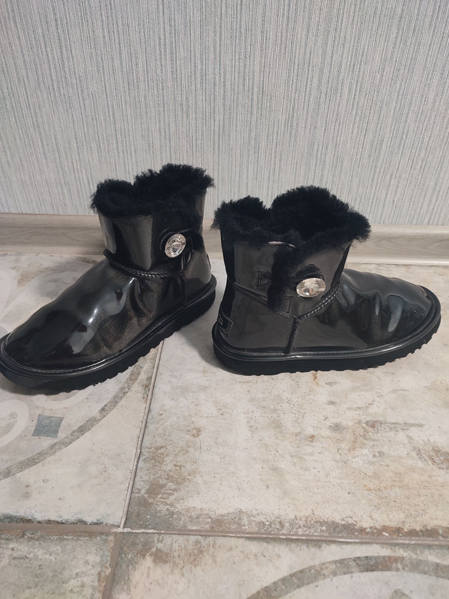 Продам UGG женские  (глянец) размер 37,5- 38 ,состоянии как НОВОЕ