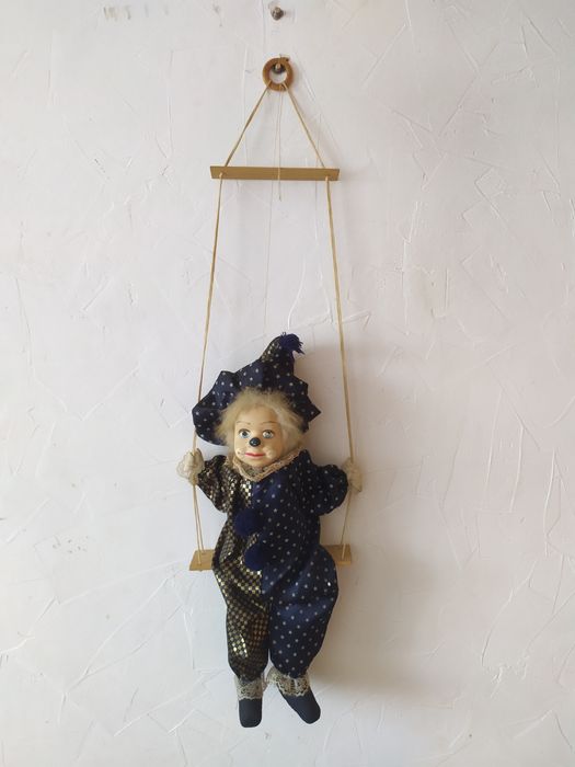 Клоун на качели подвесной