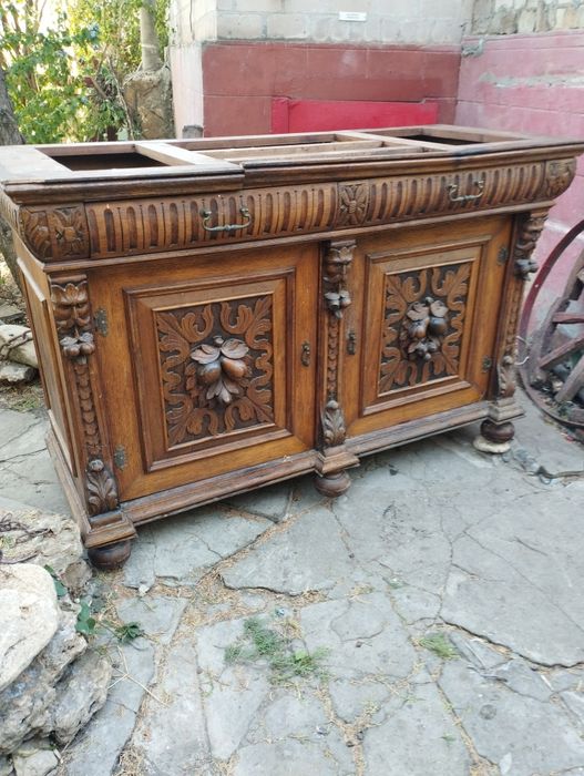 Cстаринный резной. Буфет.   Мебель старинная