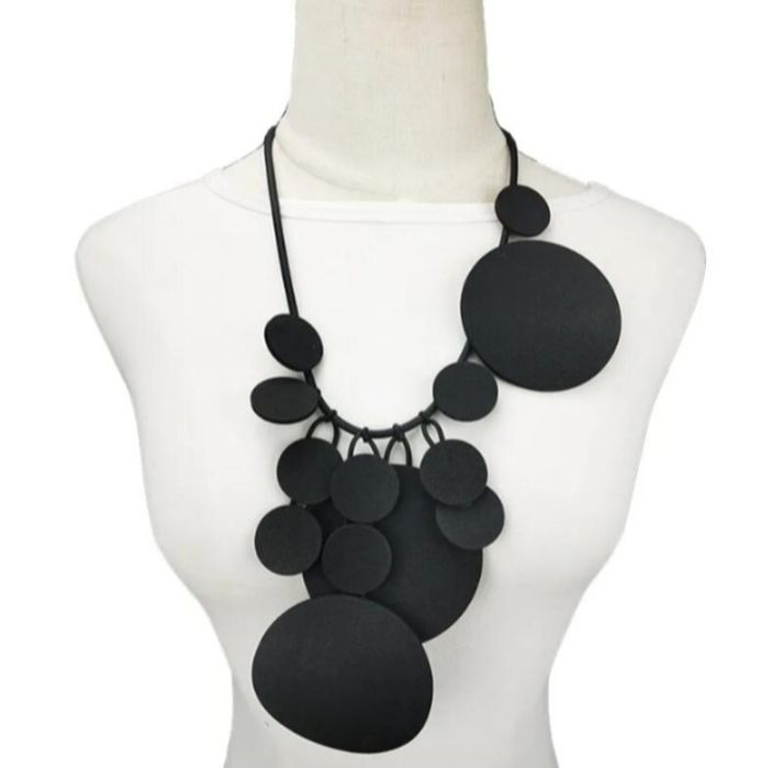 Довге кольє в стилі cos