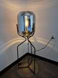 Lampa ze szkła ciemnego.