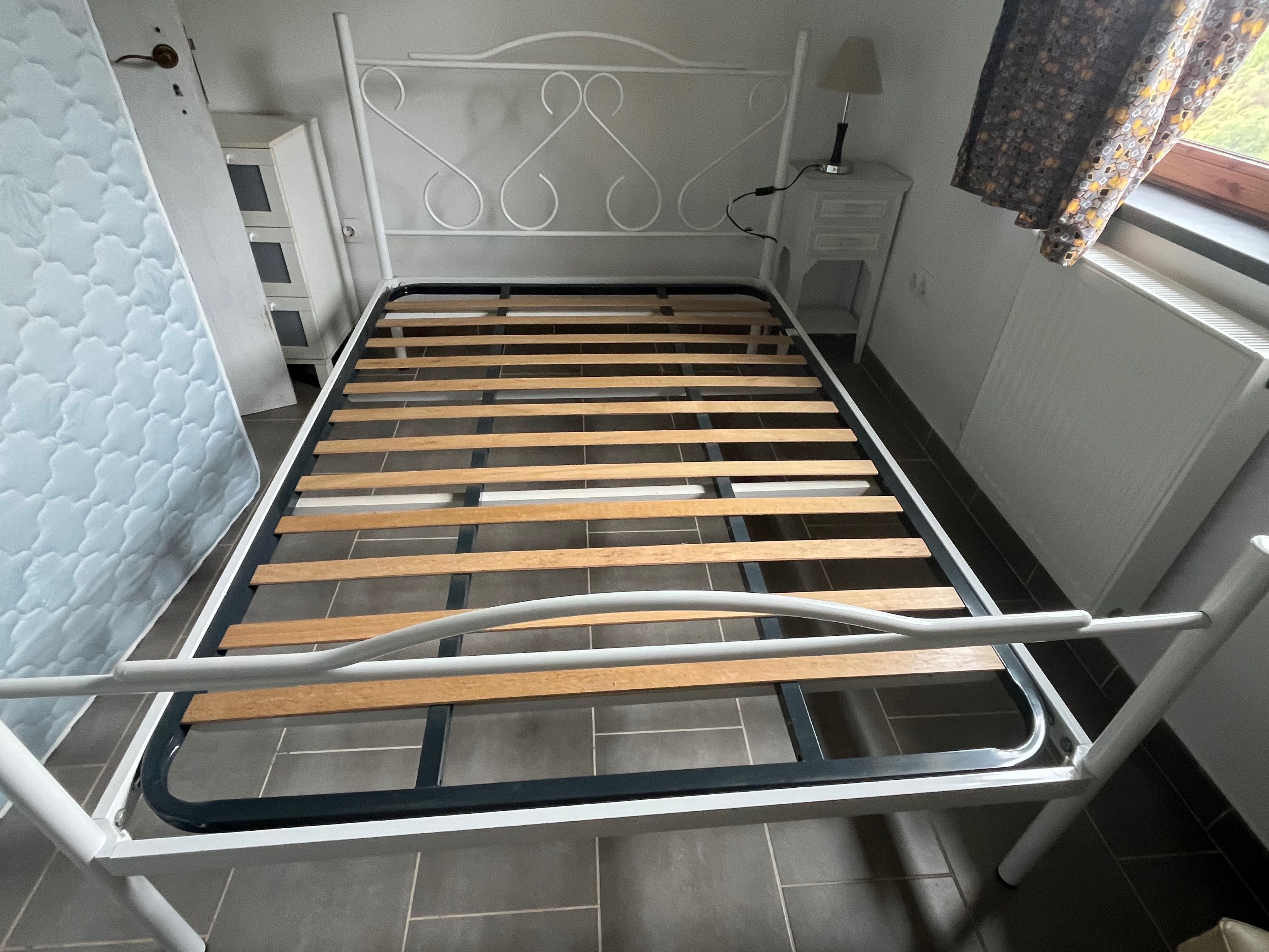 Metal bed frame with flat slats 133x183