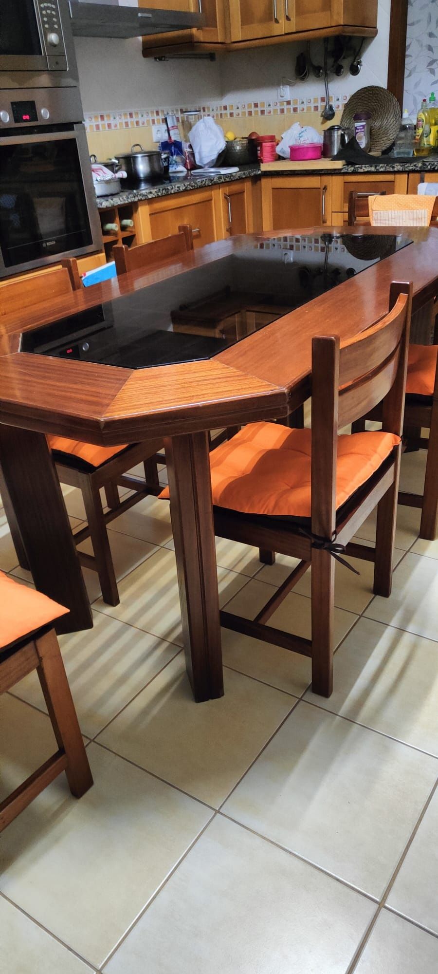 Mesa de madeira com vidro e seis cadeiras