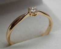 Zaręczynowy złoty pierścionek z diamentem brylant 0,10 ct. H VS