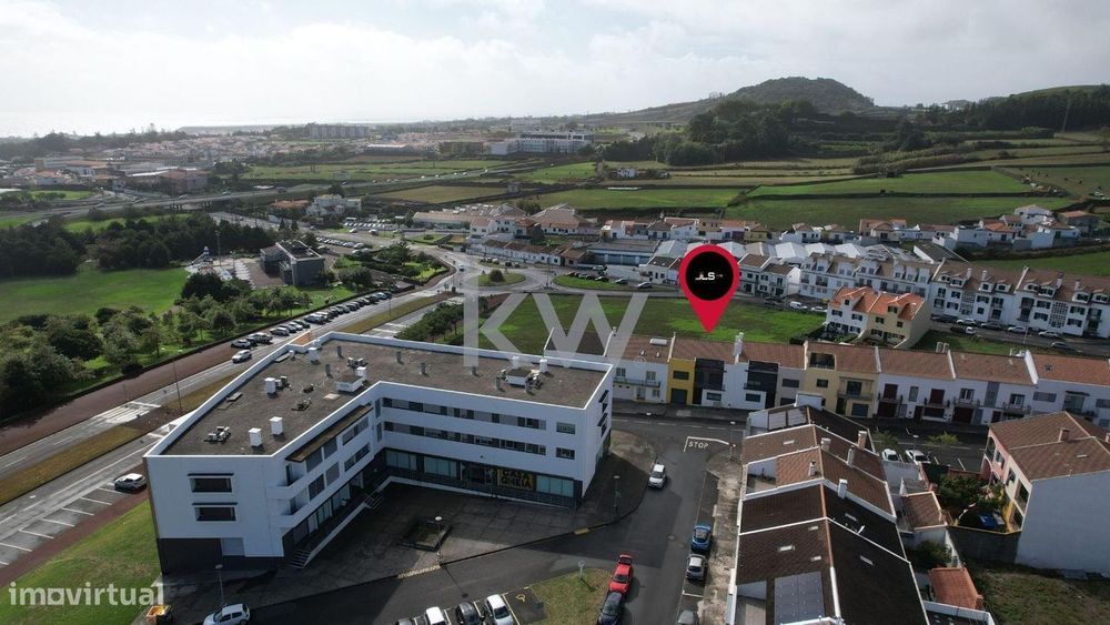 Moradia V3 +1 com aproveitamento de Sótão e Terraço em Ponta Delgada A