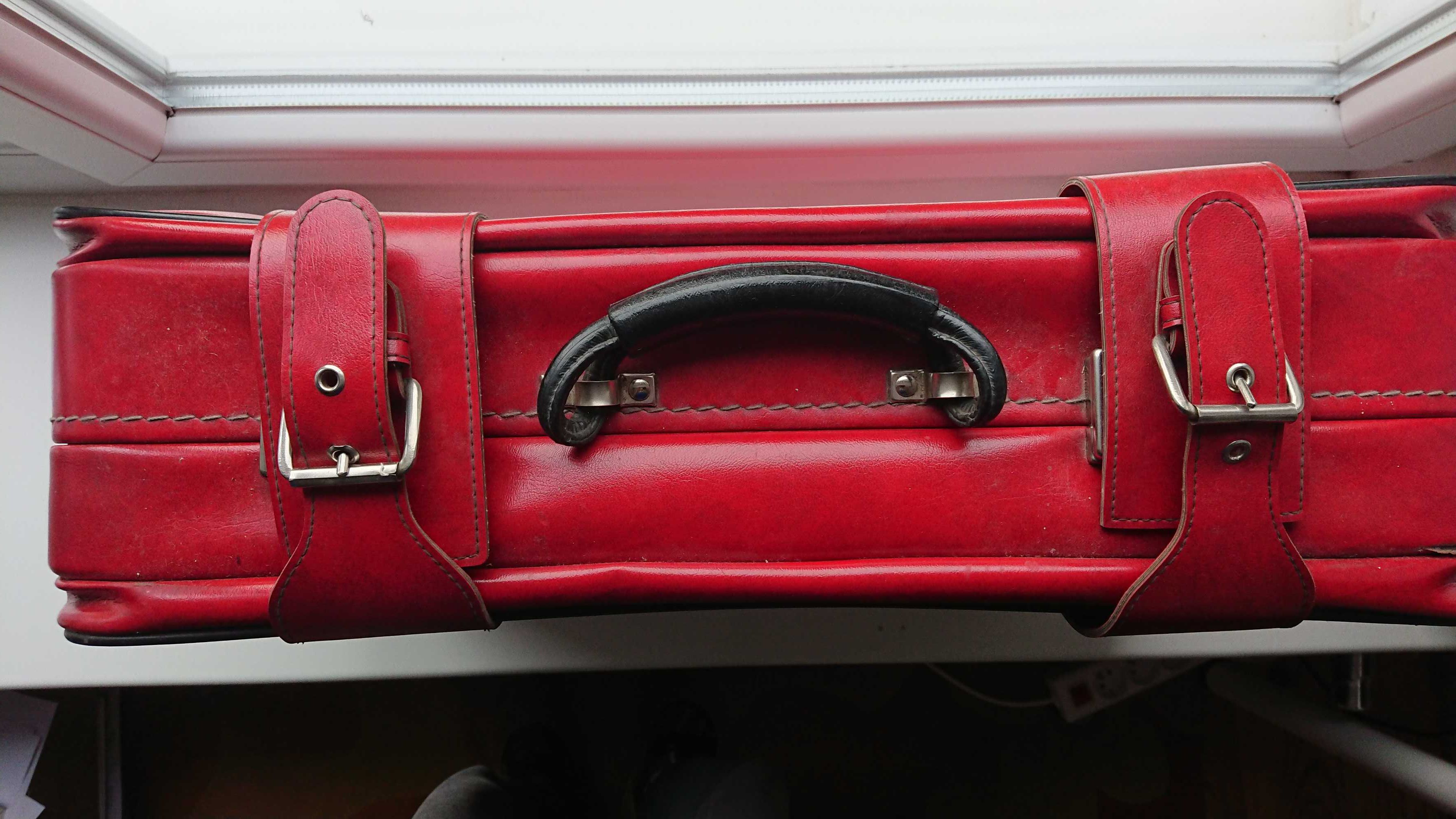 Czerwona walizka vintage