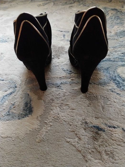 Botas Pretas compensadas