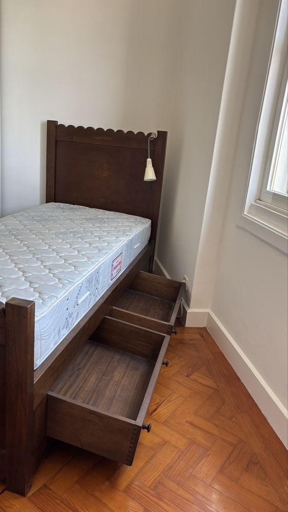 Cama em castanho