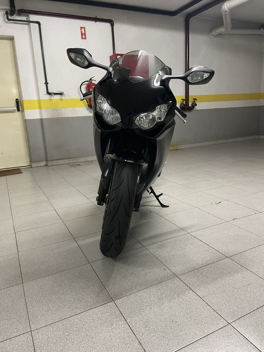 Honda CBR 1000rr impecável.