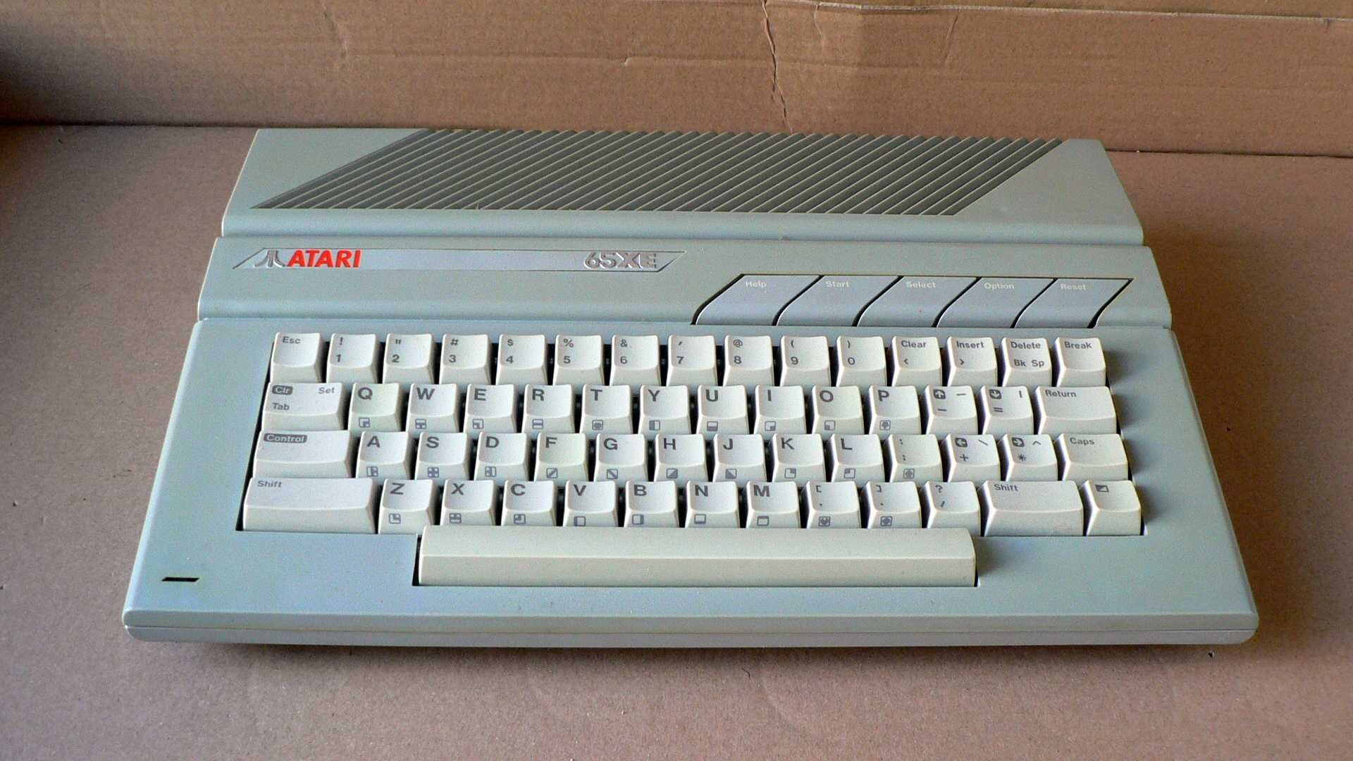Komputer Atari 65  XE   magnetofon CA 12